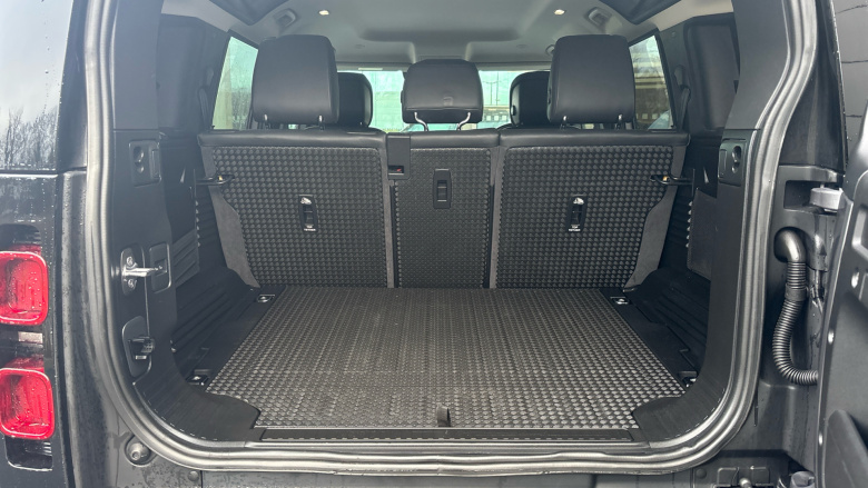 Land Rover Defender 2.0 D240 SE 110 5dr Auto Diesel Estate